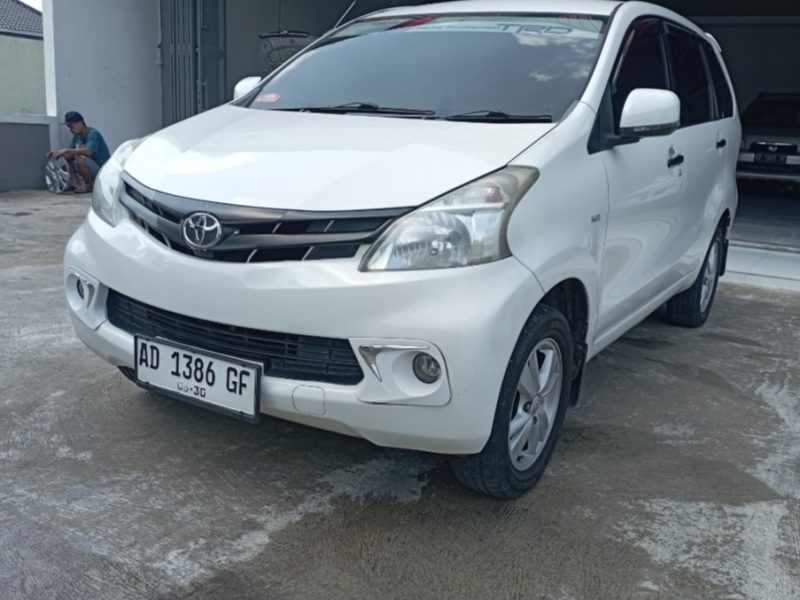 Toyota avanza 2014 at putih