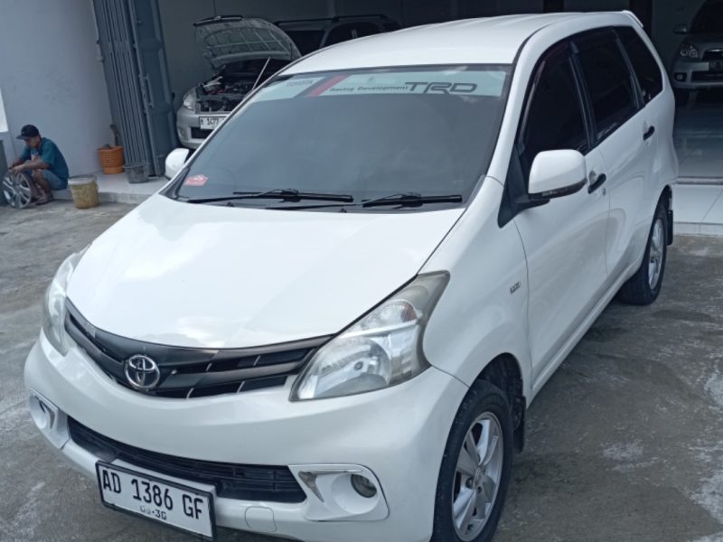 Toyota avanza 2014 at putih