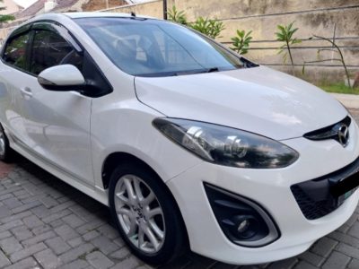 Mazda 2 putih