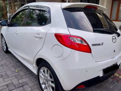 Mazda 2 putih