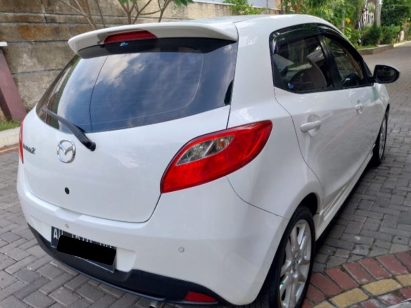 Mazda 2 putih
